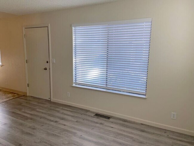 Building Photo - Reno Duplex - 1 Pet Friendly, Garage, Dishwasher, Washer/Dryer Hookups, Central A/C