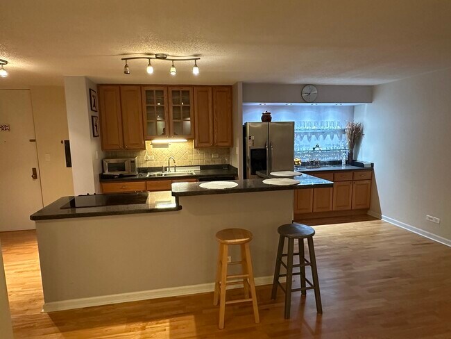 Building Photo - 16 E Old Willow Rd