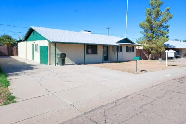 Building Photo - 720 E Brenda Dr