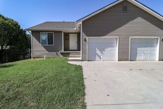 Building Photo - 1104 W Clyde St