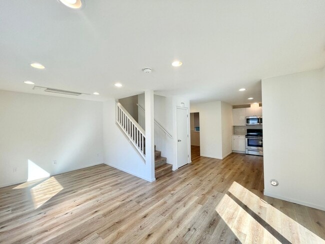 Building Photo - Spacious Modern Townhome in UD!!