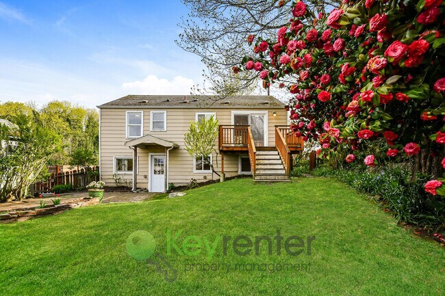 Building Photo - Modern Seattle Living with Deck, Yard, and Beautiful Views