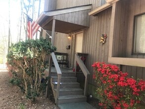 Building Photo - Townhome