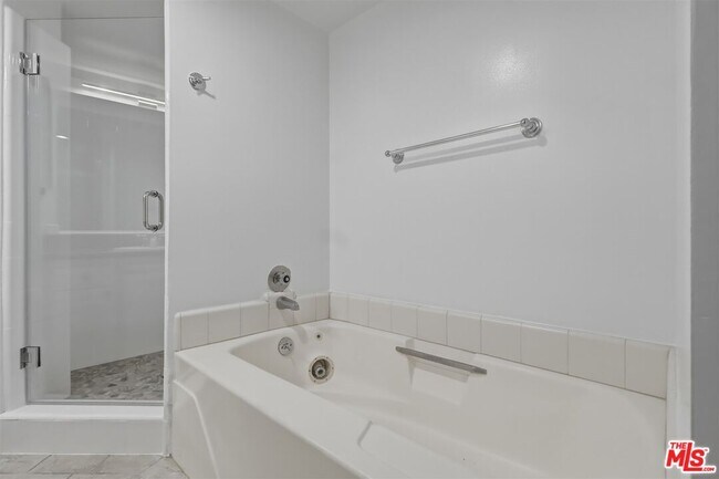 Building Photo - 435 N Oakhurst Dr