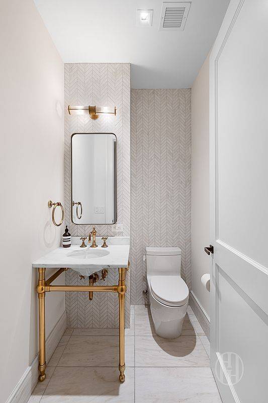 Building Photo - 164 W 74th St