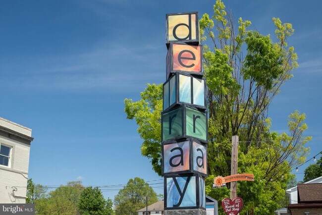 Building Photo - 108 E Del Ray Ave