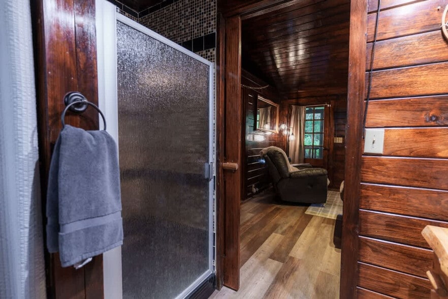 Building Photo - 15039 Pleasant Valley Rd