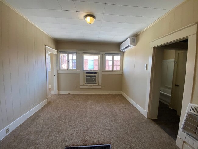 Building Photo - 105 W Cherry Ave