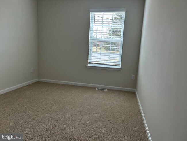 Building Photo - 167 Rae Ct