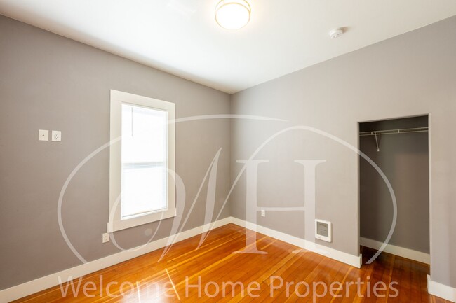 Building Photo - Great 2 Bedroom with Classic Finishes