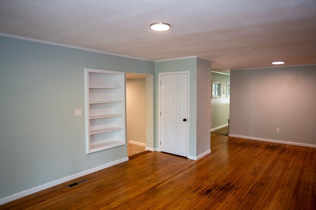 Building Photo - 230 Habersham Way