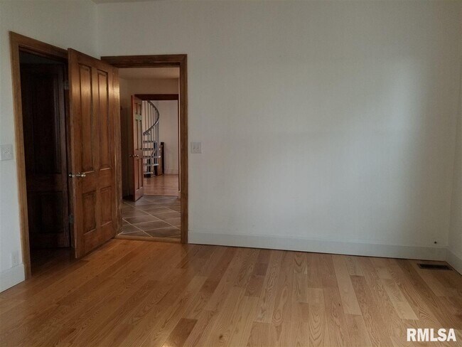 Building Photo - 118 Dodge St