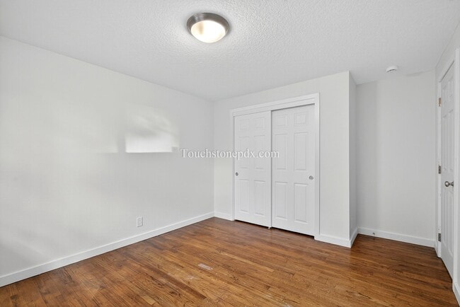 Building Photo - Tranquil West Linn Living Near Parks and S...