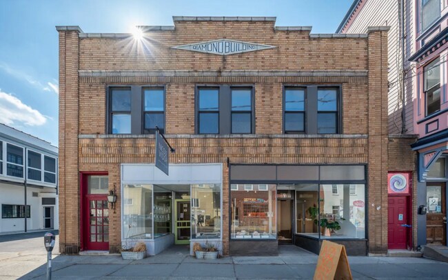 Building Photo - 725 Warren St