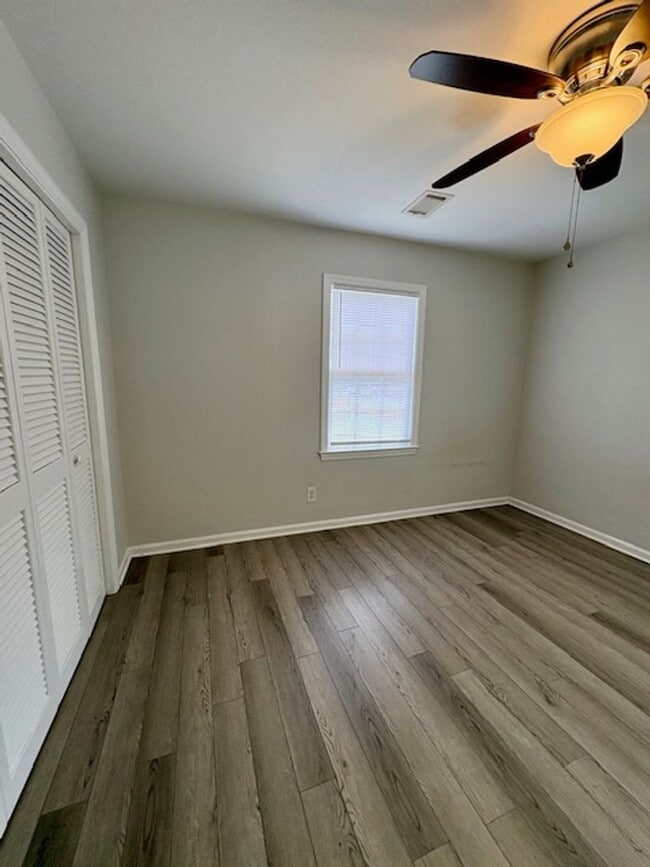 Building Photo - Charming Three Bedroom Duplex on Harborvie...