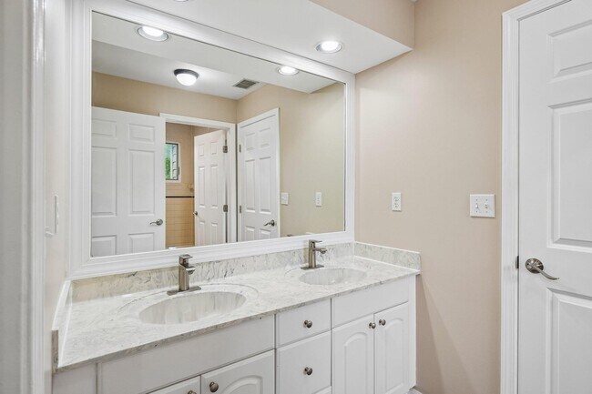 Building Photo - 1819 Brookview Dr