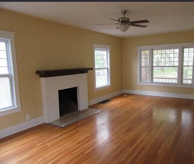 Building Photo - Don't miss out on this beautiful home!