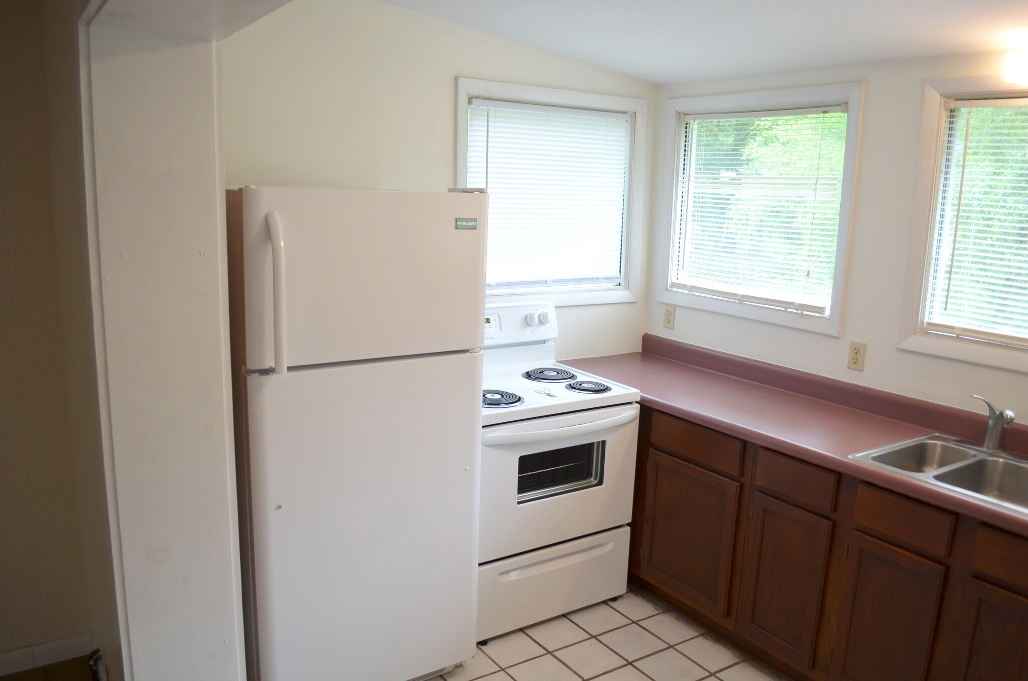 Building Photo - 19 E Clearview Dr