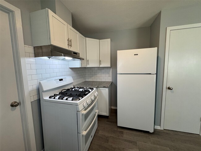 Building Photo - 514 Bertloma St