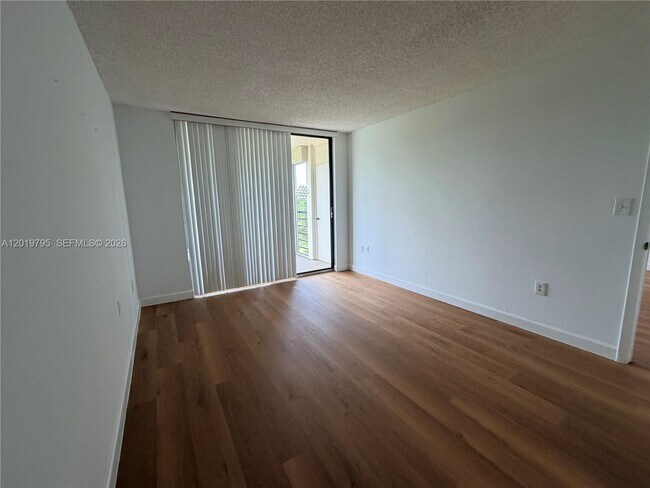 Building Photo - 1100 St Charles Pl
