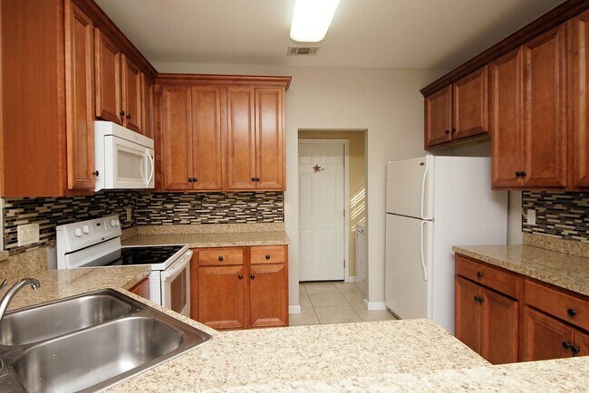 Building Photo - Central Niceville Location
