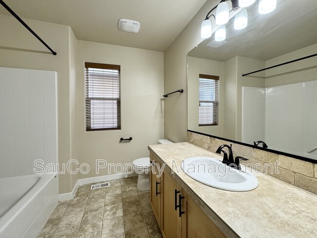 Building Photo - 322 SW Marsuda Terrace