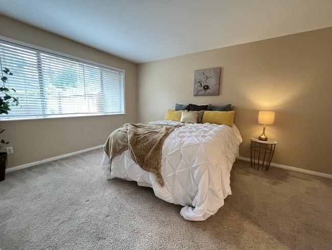 Building Photo - 2920 Luciernaga St