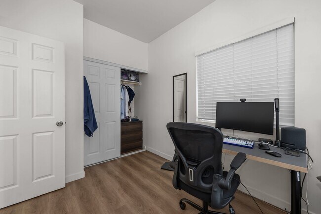 Building Photo - 5377 E Falls View Dr