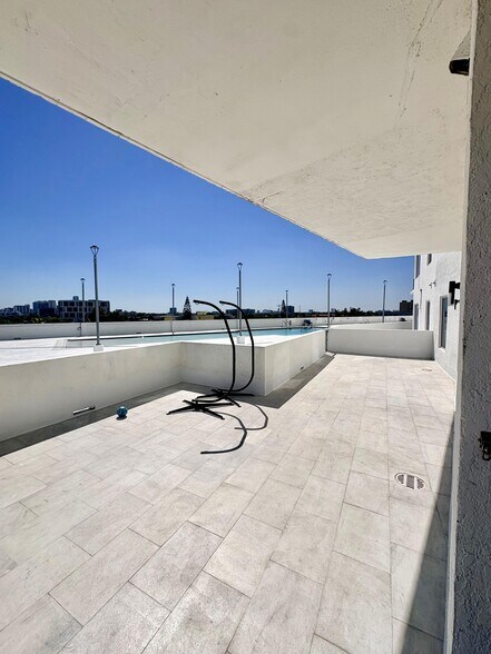 Balcony / Patio - 10 SW South River Dr