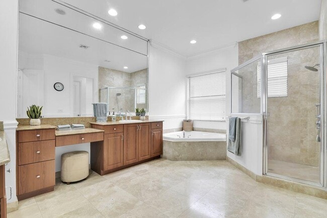 Building Photo - 10703 Versailles Blvd