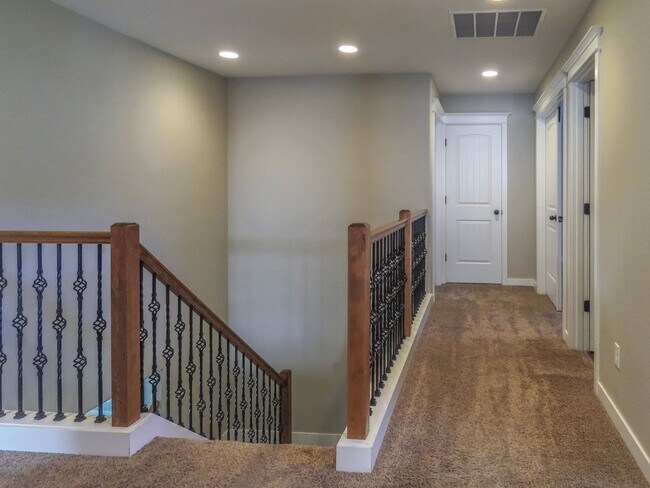 Building Photo - 5 Bedroom 3 Bathroom home available in New...