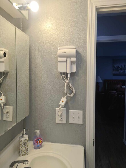 Bathroom - 2908 W 32nd Ave