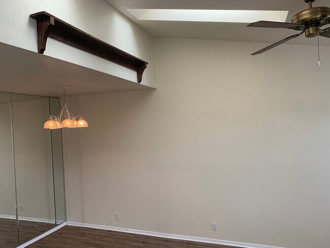 Building Photo - Townhome Style 2bed/1.5 bath