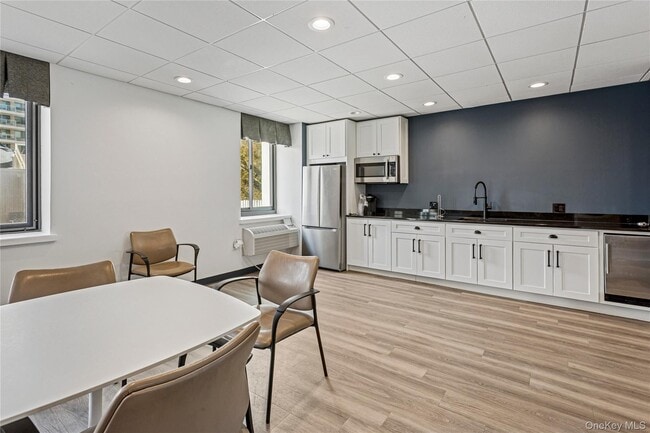 Building Photo - 100 W Broadway