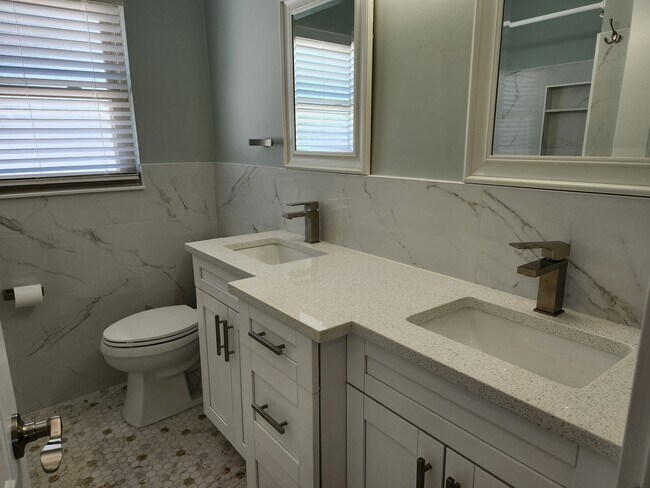Building Photo - 2347 Eastwood Dr