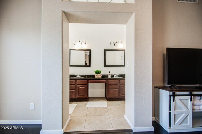 Building Photo - 6832 W Morrow Dr