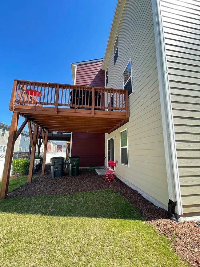 Building Photo - Stunning 3BD, 2.5BA End Unit Durham Townho...
