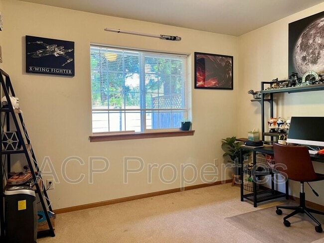 Building Photo - 1325 E Maplewood Ave