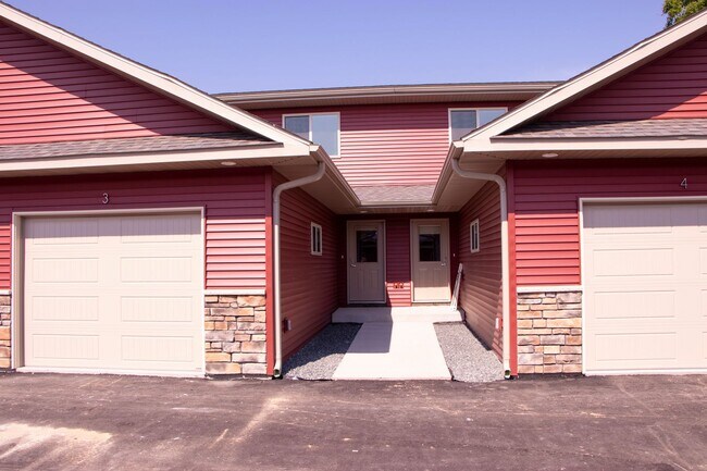 Building Photo - 2 Bed With 2 Car Attached Garage!- End Unit!