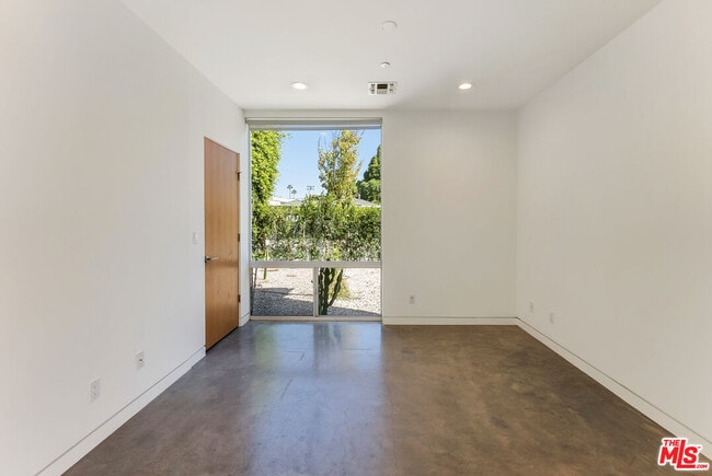 Building Photo - 547 Huntley Dr