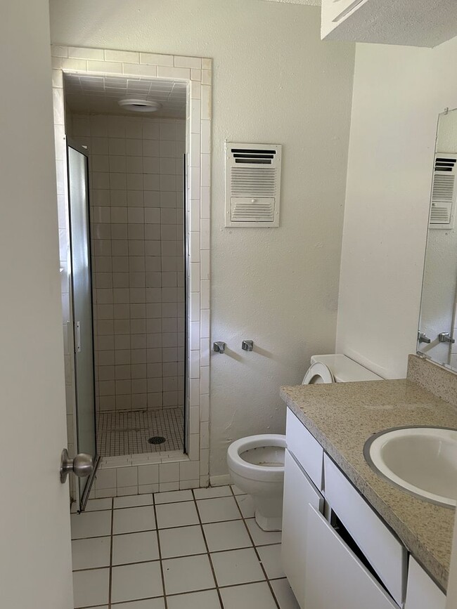 Building Photo - Spacious 3 Bedroom w/ 2 Car Garage