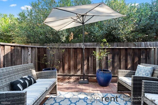 Building Photo - 3 br, 2 bath Townhome - 137 Margo Drive, M...