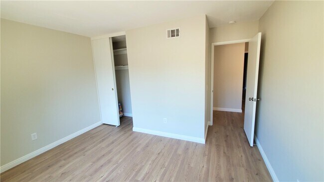 Building Photo - 1460 W Badillo St