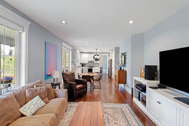 Building Photo - Custom Craftsman Estate on 1.5+ Sun-drenched Acres