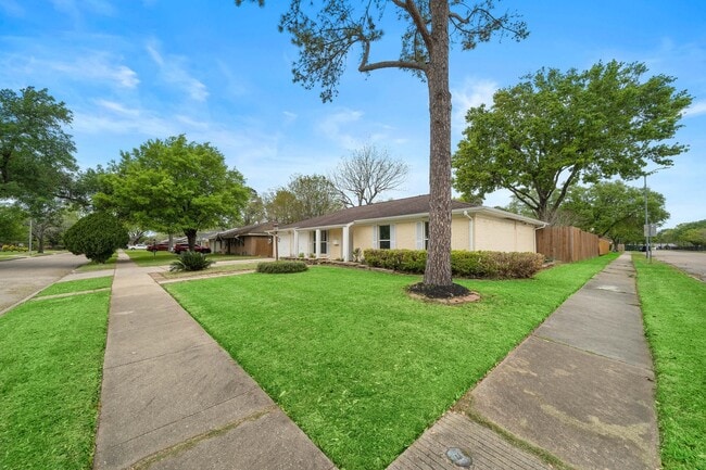 Building Photo - 5802 Effingham Dr