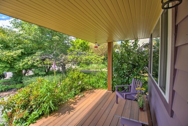 Building Photo - West Olympia 2bd 1 bath Cottage Rambler with Garden Space