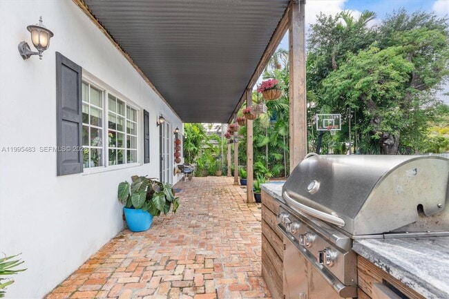 Building Photo - 9636 NE 5th Avenue Rd