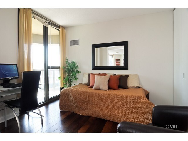 Building Photo - 400 N La Salle Dr
