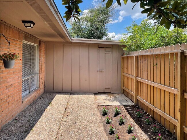 Building Photo - 1529 Wirt Rd