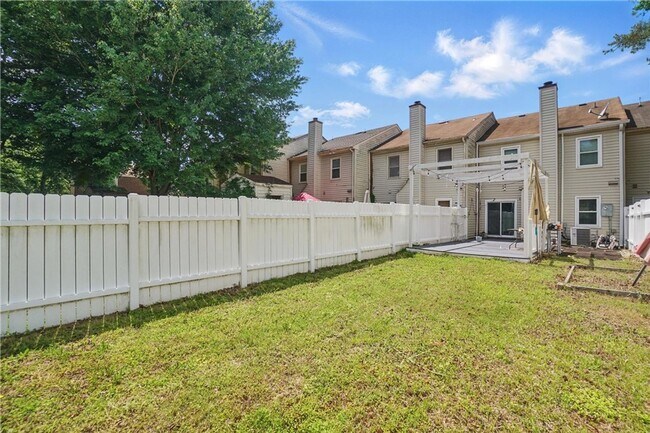 Building Photo - Stylish Townhouse in Prime VA Beach Location!
